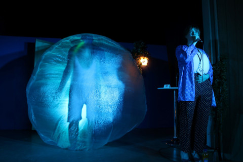 Kaksi henkilöä teatterilavalla.