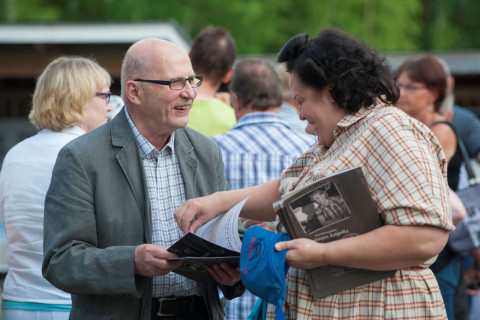 Kaksi henkilöä selaa esitettä.