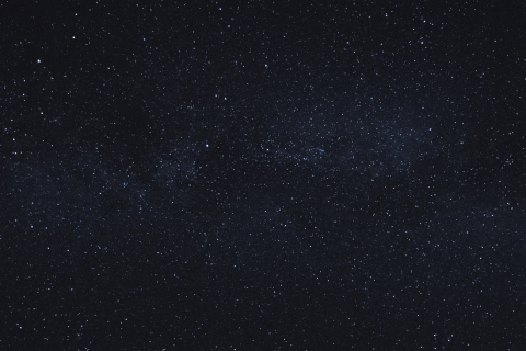 Tumma taivas täynnä tähtiä