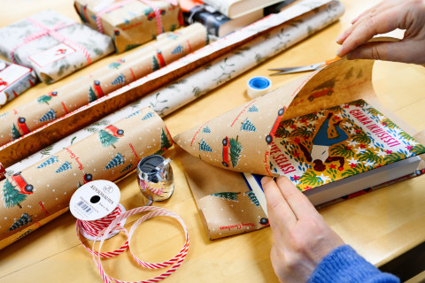 Joululahjojen paketointi.