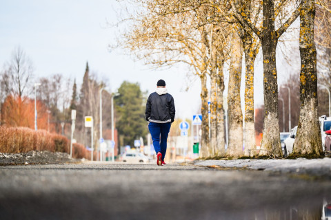 Henkilö kävelemässä yksin kadulla.