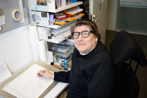 Kari Korolainen työhuoneella.