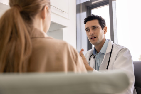 Potilas ja lääkäri.