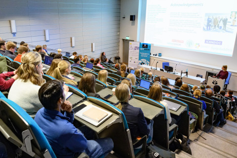 Ihmisiä luentosalissa.