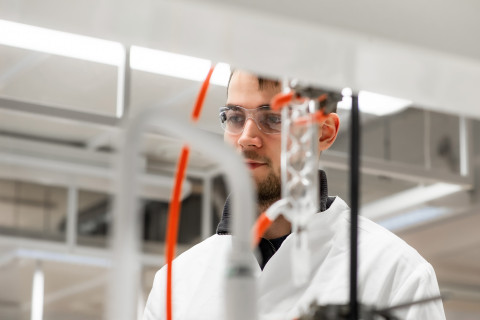 Mies työskentelee laboratoriossa.