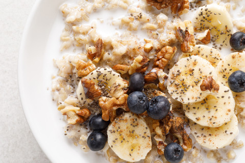 Kaurapuuroa, banaania, mustikoita ja pähkinöitä.