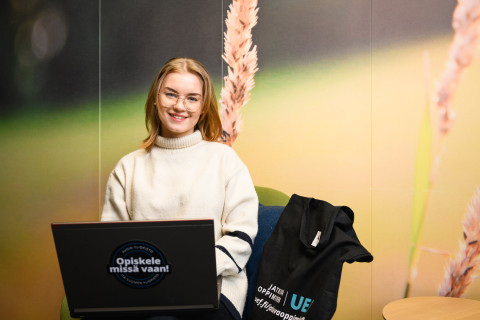 Nainen opiskelee avoimessa yliopistossa