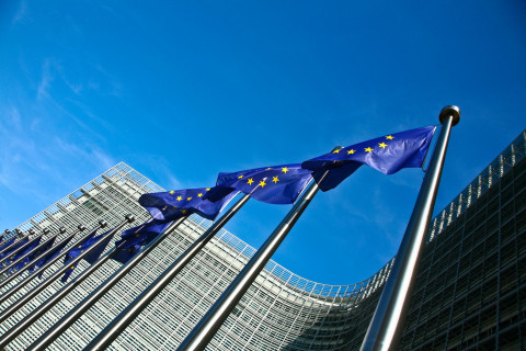 EU-lippuja Euroopan komission päärakennuksen edessä.
