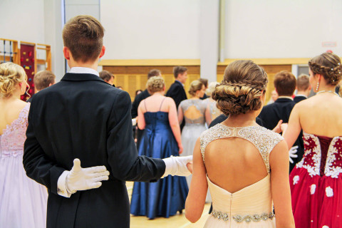 Tanssipari selin kameraan.