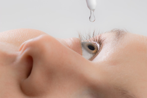 Silmä ja silmätippa.