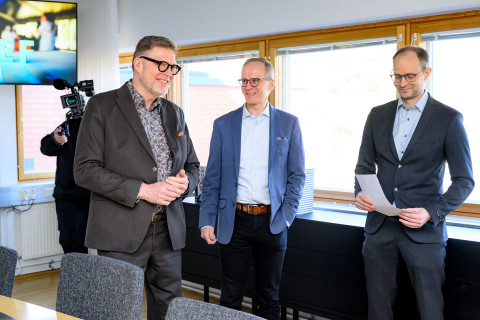 Itä-Suomen yliopistoa vuosina 2015-2025 johtanut Jukka Mönkkönen, nykyinen rehtori Tapio Määttä ja muistelmateoksen kirjoittaja FT, dosentti Mikko Kohvakka kirjan julkaisutilaisuudessa 30.3.2026.