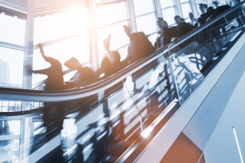 Ihmisiä liukuportaissa.