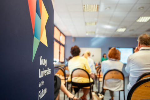 Ihmisiä luentosalissa