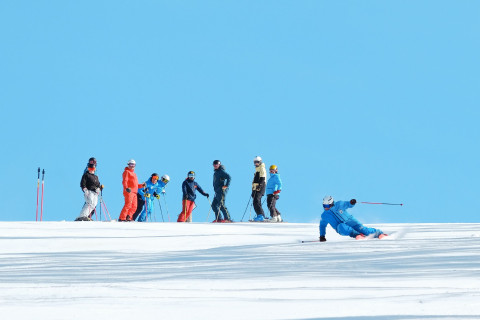 Laskettelijoita rinteessä.