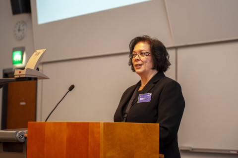 Riitta Jääskeläinen pitämässä luentoa.