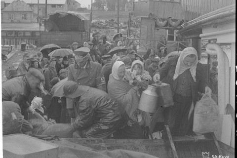 Viimeisen inkeriläisryhmän siirto Suomeen. Inkeriläiset siirretään laivaan Paltiskin satamassa. Paltiski 1944.06.18.
