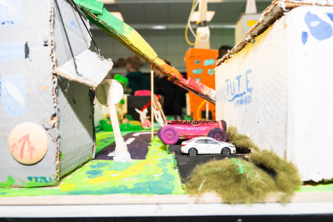 Alakoululaisten tekemä pienoismaaima.