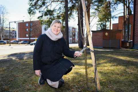  Sari Havu-Nuutinen by the Fulbright tree in front of Educa.