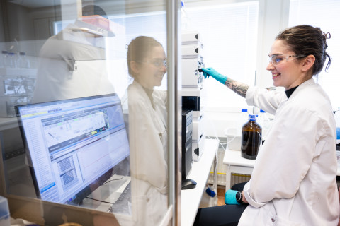 Opiskelija farmasian laboratoriossa
