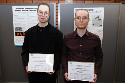 Savilahti-palkinnon saaneet UEFn opiskelijat Karolina Klemi ja Miro Rytkönen.
