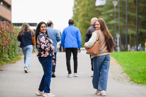 opiskelijoita matkalla kampukselle