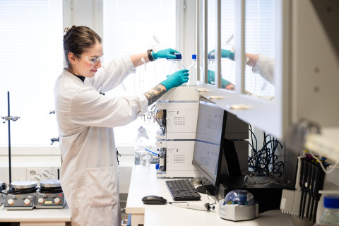 Opiskelija farmasian laboratoriossa
