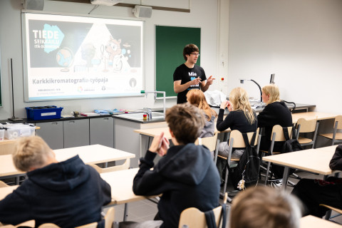  LUMA-keskuksen projektikoordinaattori Niko Kyllönen puhumassa oppilaille.