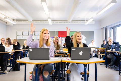 Norssin lukiolaiset matematiikan tunnilla.