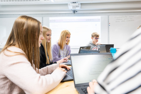 Norssin lukiolaiset äidinkielen tunnilla.
