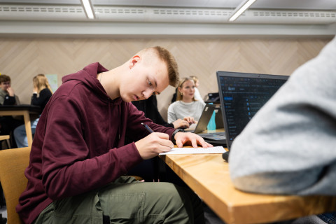 Norssin lukiolaiset äidinkielen tunnilla.