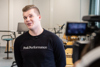 Pianonsoiton opiskelijaa haastatellaan