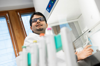 Mustafa Munavar laboratoriossa