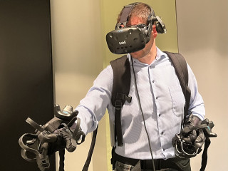 Professori Tommi Laukkanen testaa keinotodellisuuslaitteita.