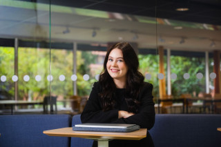 UEF-lähettiläs Lita Jäppinen nojaamassa pöytään