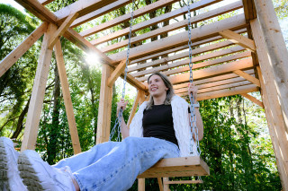 UEF-lähettiläs Alisa Vihtala Canthian ulkokatoksen keinussa