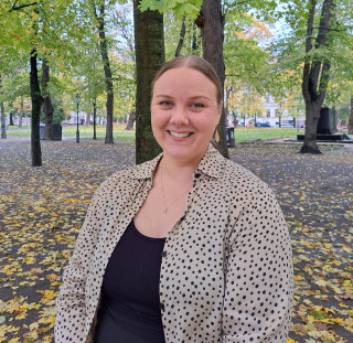 Kallatsa smiling outside in a park