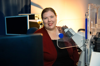 Kirsi Ketola kuvantamislaboratoriossa