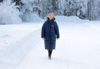Tanja NIkkilä kävelemässä kameraa kohti talvisessa maisemassa