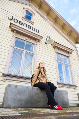 Ruusu Kukkurainen Joensuun juna-aseman edustalla