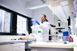 Jaakko Pohjoismaki katselee metsäpeuran soluja.