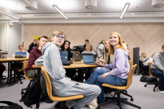 Norssin lukiolaiset äidinkielen tunnilla.