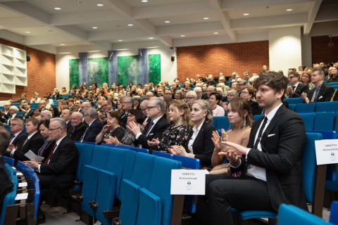 Juhlayleisö Snellmanian auditoriossa