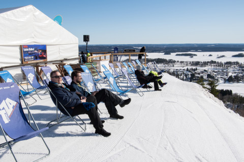 Auringonottajia Tahkon huipulla.