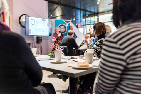 Yleisöä tiedekahvilassa