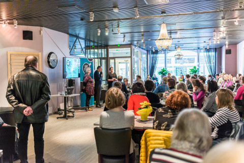 Yleisöä tiedekahvilassa