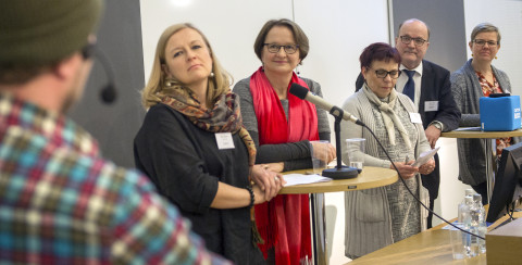 Tero Sarkkisen esittämä syöpäpotilas antoi myös palautetta keskustelijoille. Kuuntelemassa Minna Kiljunen (toinen vas.), Liisa Sailas, Merja Mäkisalo-Ropponen, Tapani Tölli ja Krista Mikkonen.