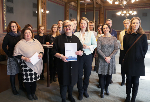 Ex-minister Anu Vehviläinen and The Digi Arkeen Advisory Board.