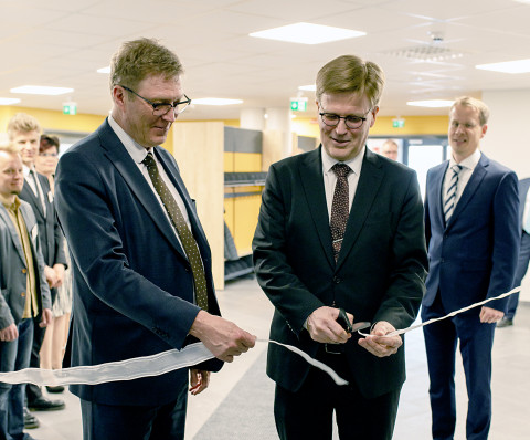 Rehtori Jukka Mönkkönen ja ylijohtaja Tapio Kosunen leikkaavat vihkiäisnauhan. Taustalla johtava rehtori Mikko Ripatti.