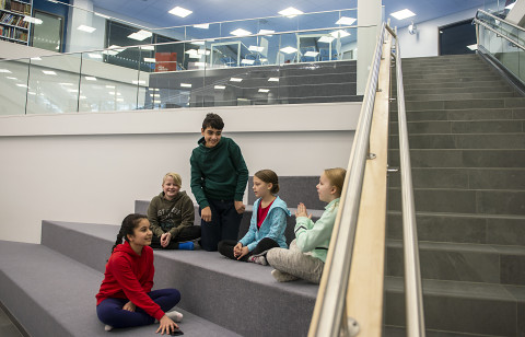 Oppilaita porrastasanteella.