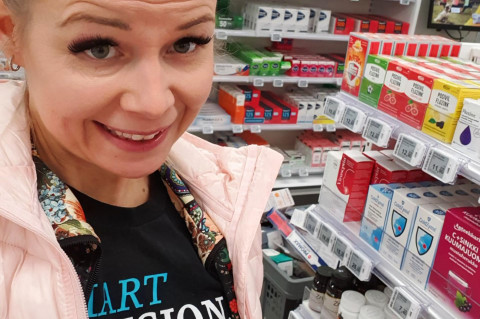 Opetusproviisori Niina Nyberg Itä-Suomen yliopiston apteekissa.